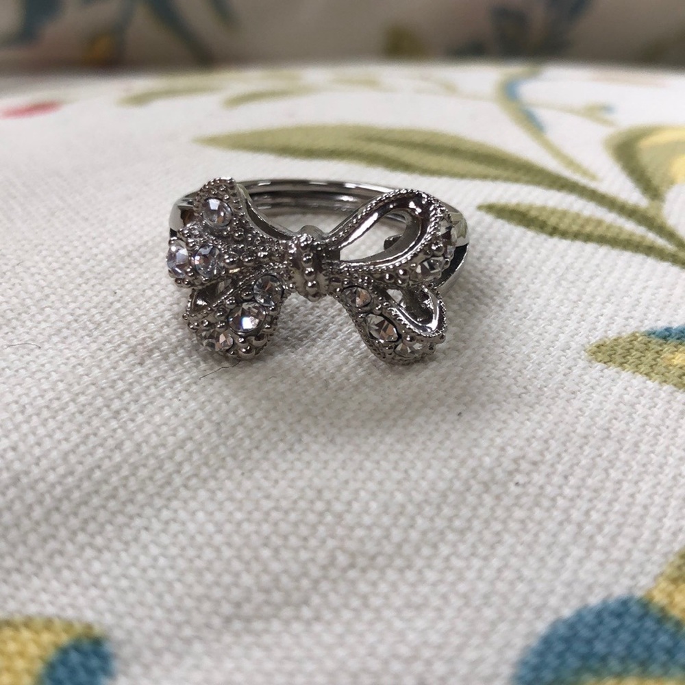 Avon Take a Bow Ring